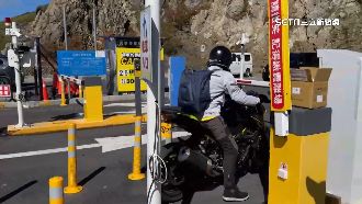 武嶺機車停車場只吞10元　騎士困1.5小時