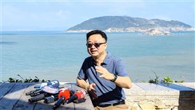 海基會秘書長羅文嘉今（16）日在馬祖大坵島上受訪(後為高登島)。（圖／海基會提供)