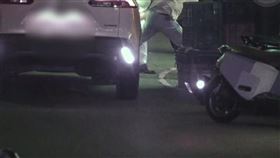 新北一名周姓男子（68歲）日前搭計程車到新莊時，突然在車內吐了一口濃痰，廖姓司機見狀向他索討500元清潔費，周男卻只願付200元，雙方爆發口角，廖姓司機攔阻企圖離開的周男，遭對方揮拳爆打，警方獲報到場後逮捕周男，全案已依傷害、毀損等罪嫌法辦。