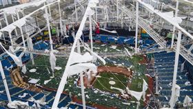 ▲光芒主場遭到颶風米爾頓（Milton）侵襲，屋頂遭到嚴重破壞。（圖／美聯社／達志影像）