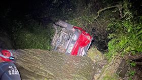 力行產業道路，轎車墜60米深谷，製茶師傅拋車外亡(圖／翻攝畫面)