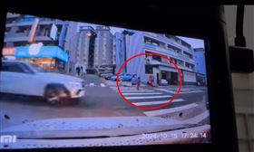 苗栗行人地獄！頭份市， 沒車要禮讓國小生，冒險衝馬路險被撞(圖／翻攝自我是頭份人臉書)