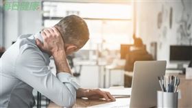 「烏龜頸」不只影響外觀！中醫揭示3大危機　1習慣恐致骨刺（圖／每日健康）