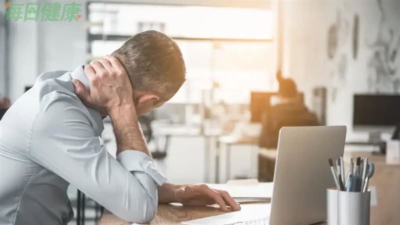 「烏龜頸」影響外觀！中醫揭示3大危機