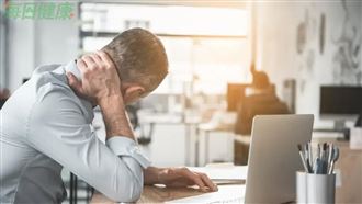 「烏龜頸」不只影響外觀！中醫揭示3大危機　1習慣恐致骨刺