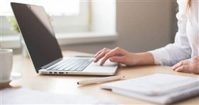 OL職場挨罵，1個月後變「僵直木頭人」不吃不喝。（示意圖／PIXABAY）

