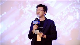 CloudMile 萬里雲集團創辦人暨董事長劉永信分享，過往服務客戶時常發現企業內部的技術量能不足、數據品質兩極化。現在是混合式 AI 的時代，CloudMile 萬里雲預見企業未來發展的面貌，以五大技術解方讓企業加速擁抱 AI。（圖／CloudMile 萬里雲提供）