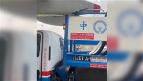 傻眼! 航機加油車闖大禍! 華航738客機被撞破洞