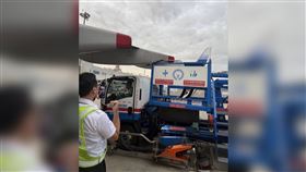 傻眼! 航機加油車闖大禍! 華航738客機被撞破洞