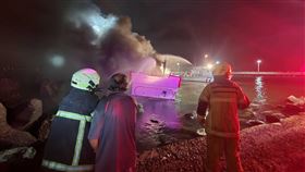 高雄蚵仔寮漁港漁船火警。（圖／翻攝畫面）