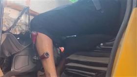 司機的腿被壓住，人卡在推土機上無法脫困。（圖／翻攝自看看新聞）