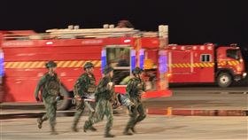 演習模擬航機空難搶救、大量傷患應變、傷患緊急後送作業等程序，過程逼真確實。（圖／翻攝畫面）