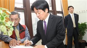 台南市政府網站至今仍貼著時任台南市長的賴清德，親赴行政院會向時任閣揆吳敦義力陳財劃法修正的重要性。（圖／報系資料照）