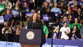 民主黨賀錦麗賓州造勢民主黨總統候選人賀錦麗14日在賓州伊利市造勢，現場有數千支持者。中央社記者石秀娟伊利市攝  113年10月15日