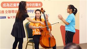 郭婞淳出席公益活動　體驗拉大提琴（3）「舉重女神」郭婞淳（中）16日下午在台北出席愛心零錢捐公益記者會，現場接受師生指導挑戰演奏大提琴，在鏡頭前成功拉奏一小段樂曲、博得滿堂彩。中央社記者王騰毅攝　113年10月16日