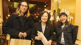 前總統蔡英文16日與在巴黎開設烘焙坊，前來探班、送可頌的台灣夫妻王之亞和莊柏宣合影（圖／蔡英文辦公室提供）