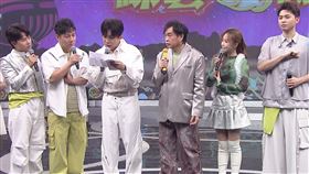 主持群收到受刑人的來信。(圖／中視提供)