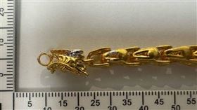 「山寨金」入侵台灣，目前至少10間當鋪受害，主嫌則於15日遭到逮捕。（圖／翻攝畫面）