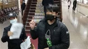 台北市前市議員楊實秋的兒子楊澤祖(右)庭訊後與告他的蕭姓男子(左)一前一後離開法院。（圖／翻攝畫面）