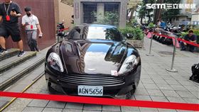 ▲汪小菲的ASTON MARTIN，新車價值1680萬，運到台北地方法院外公開展示。（圖／記者楊佩琪攝）
