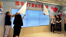 疾管署、NGO等民團一起撕下布條，象徵撕下感染歧視。（圖／記者簡浩正攝影）