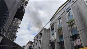 士林驚傳火警！疑「4樓堆積雜物」釀禍　現場猛竄黑煙超驚悚。（圖／翻攝畫面）
