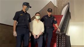 ▲開庭結束，離開時，私立培諾米達信義幼兒園任職教保員的毛畯珅雖然戴著口罩，但似乎看得出疑似在笑。（圖／翻攝畫面）
