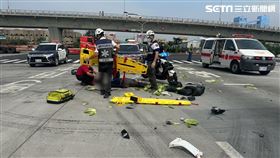 機車倒地，零件也散落一地，還包括騎士載運的幾袋大陸妹菜，全都沾染死者血跡。（圖／翻攝畫面）