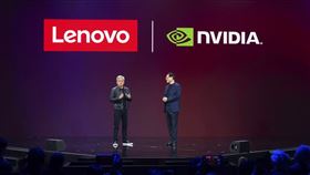 黃仁勳（左）參加由聯想集團舉辦的Tech World大會。（圖／美聯社／達志影像）