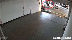  台北市內湖區東湖市場臭豆腐攤遭撞，15歲曾姓少年送辦。（圖／翻攝畫面）