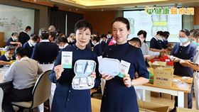 中美醫藥集團李阿利總裁及林宜琳品牌總監共同參與包裝健康隨身包。