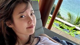 IU素顏度假曝真實膚況！PO「孕婦、奶瓶」圖案　網狂猜