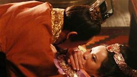 ▲曹丕繼位之後，馬上做了對不起父親的事。（影視示意圖／翻攝自百度百科）