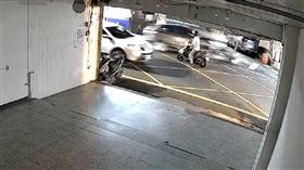 網友提供的監視器畫面顯示，對向車道的機車騎士注意到車輛暴衝緊急煞車，但閃躲不及，下秒就被撞上。（圖／翻攝FB／我是東湖人）