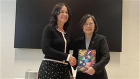 歐洲議員接待蔡英文 稱不讓中共濫用「一中政策」主持歐洲議會蔡英文歡迎會的議員萊克斯曼告訴中央社，蔡的到訪最大意義是表明不能讓中國共產黨濫用「一中政策」。圖為來自斯洛伐克的她贈送蔡英文具家鄉特色禮品。中央社記者田習如布魯塞爾攝 113年10月18日