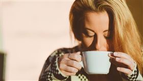 女子喝飲料。(圖／Pixabay)