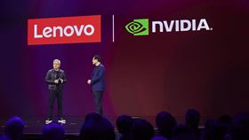 輝達（NVIDIA）執行長黃仁勳、聯想集團執行長楊元慶共同介紹企業級全堆疊式平台Lenovo Hybrid AI Advantage with NVIDIA，為企業帶來更智慧的AI，黃仁勳直言「我們希望實現超人類的生產力」。（圖／輝達提供）