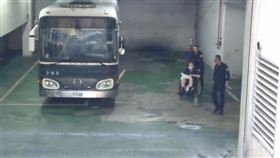 ▲沈慶京坐輪椅由法警推著下囚車，其腳上明顯可見疑似掛著尿袋。（圖／翻攝畫面）