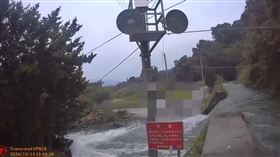 八堡圳溢洪道，溢流，水壩放水，馬路變湍急水流，婦人受困，警架梯救援(圖／翻攝畫面)