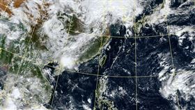 明天鋒面通過、東北季風增強，北部及東半部天氣明顯降溫轉雨；目前大低壓帶雲系發展旺盛，最快就會在週末發展為熱帶性低氣壓或颱風，並在下週逐漸往台灣靠近。（圖／氣象署提供）