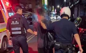 台北市內湖區東湖市場臭豆腐攤遭撞，15歲曾姓少年送辦。（圖／翻攝畫面）