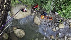 溪頭園區，吊橋，工人墜谷15公尺，柔軟泥沙溪床，命大僅骨折，救援(圖／翻攝畫面)