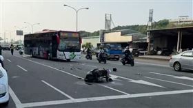 台中,烏日,公車,死亡,車禍,騎士,逆向,對撞（圖／翻攝畫面）