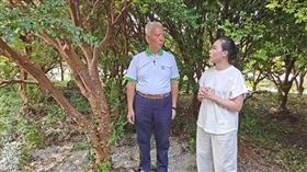 魏應充參訪「拾捲」，建議店家比較與同類產品的營養成分比較，以過去食品流通專業，提出建議改變銷售模式、擴大市場增加收益。（圖／好食好事基金會提供）