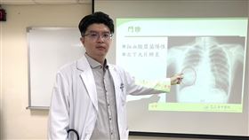 台日混血女大生，返日本探親，回台確診嚴重黴漿菌肺炎，壞死性肺炎，X光(圖／臺中醫院提供