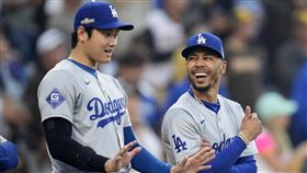 ▲貝茲（Mookie Betts）（右）在大谷翔平選到保送後都敲出安打。（圖／美聯社／達志影像）