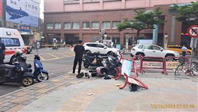 85歲老翁，醫院門口遭機車撞倒，鮮血直流，急診室櫃台人員冷回：請打119叫救護車(圖／翻攝畫面)