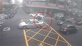 85歲老翁，醫院門口遭機車撞倒，鮮血直流，急診室櫃台人員冷回：請打119叫救護車(圖／翻攝畫面)