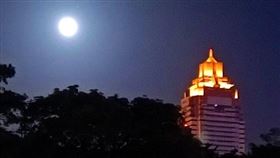 網友在中秋滿月時拍下月亮與摩天樓。（圖／翻攝自PTT）