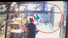 少年失控撞進店面的最新畫面曝光。（圖／翻攝畫面）